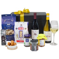 cesto natalizio con prodotti gastronomici campani