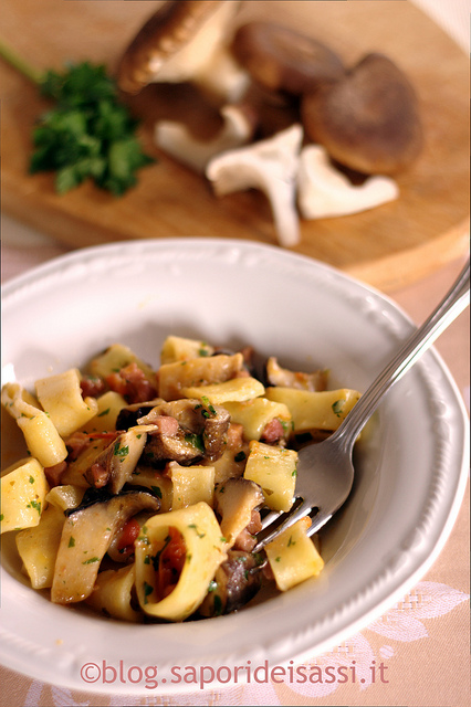 Mezzi paccheri-funghi cardoncelli-pancetta