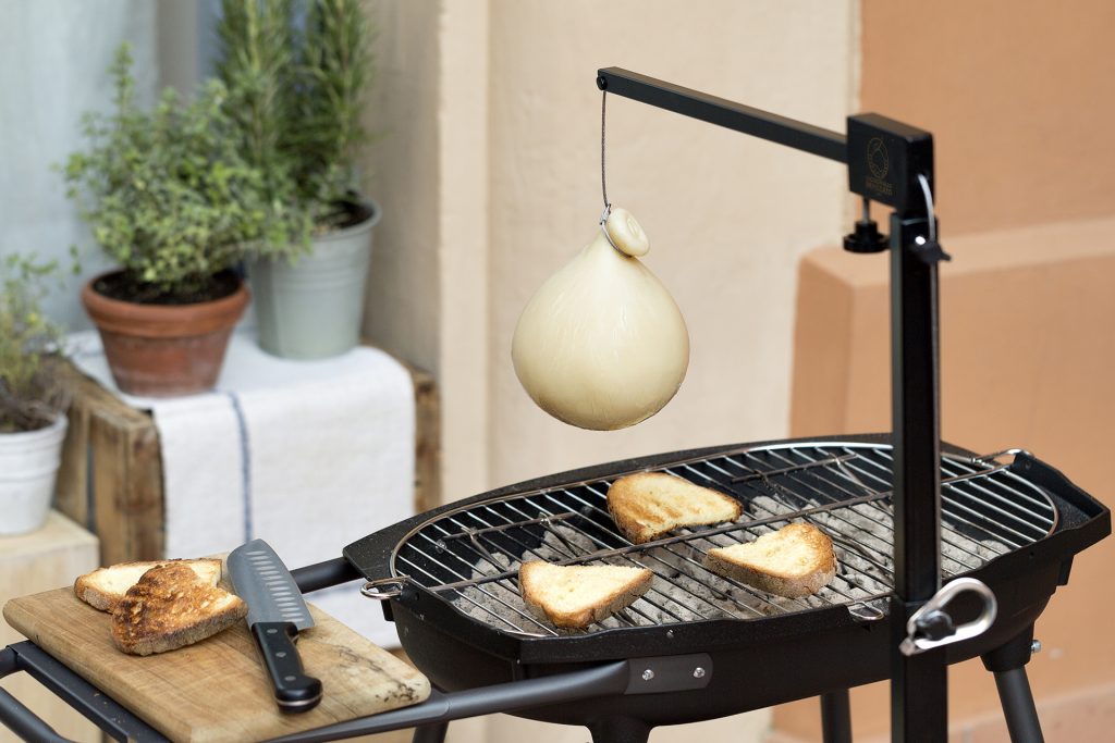 Caciocavallo impiccato sul barbecue e pane di Matera