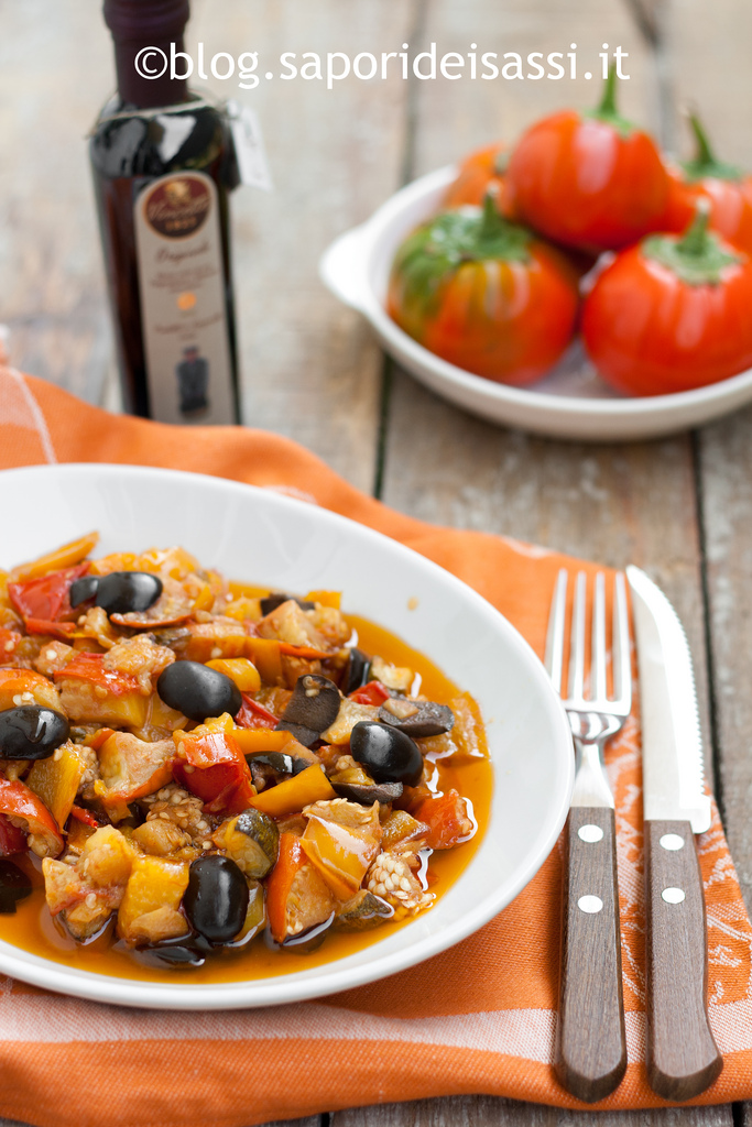 Melanzane rosse, peperoni, zucchine in agrodolce