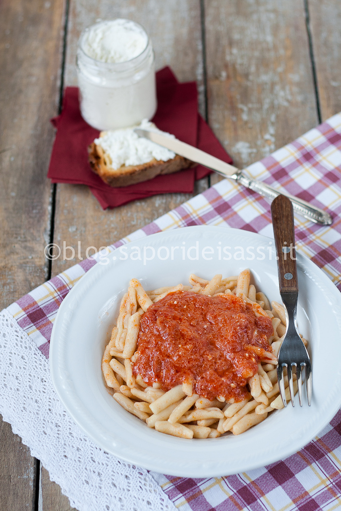 Cavatelli con sugo di ricotta forte