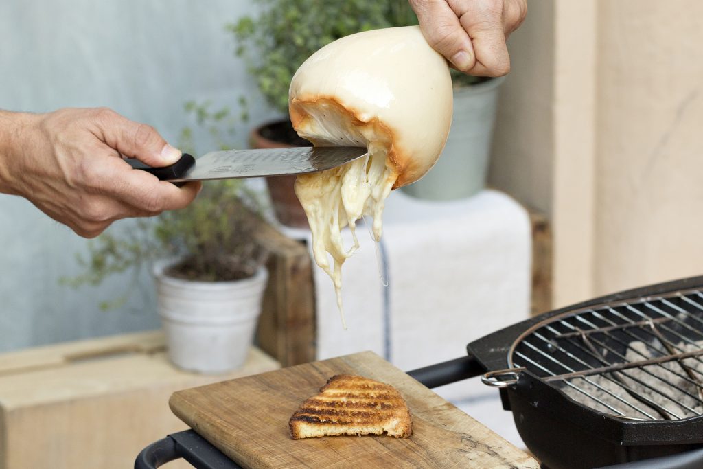 Caciocavallo alla griglia e bruschetta