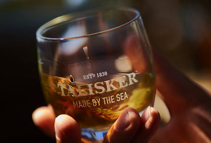 La degustazione del whisky con bicchieri giusti in cristallo
