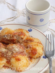 Calzoni di ricotta dolce con ragù e pecorino lucano