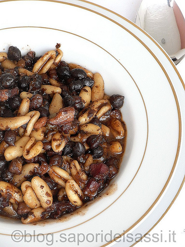 Ceci neri, cavatelli e pancetta