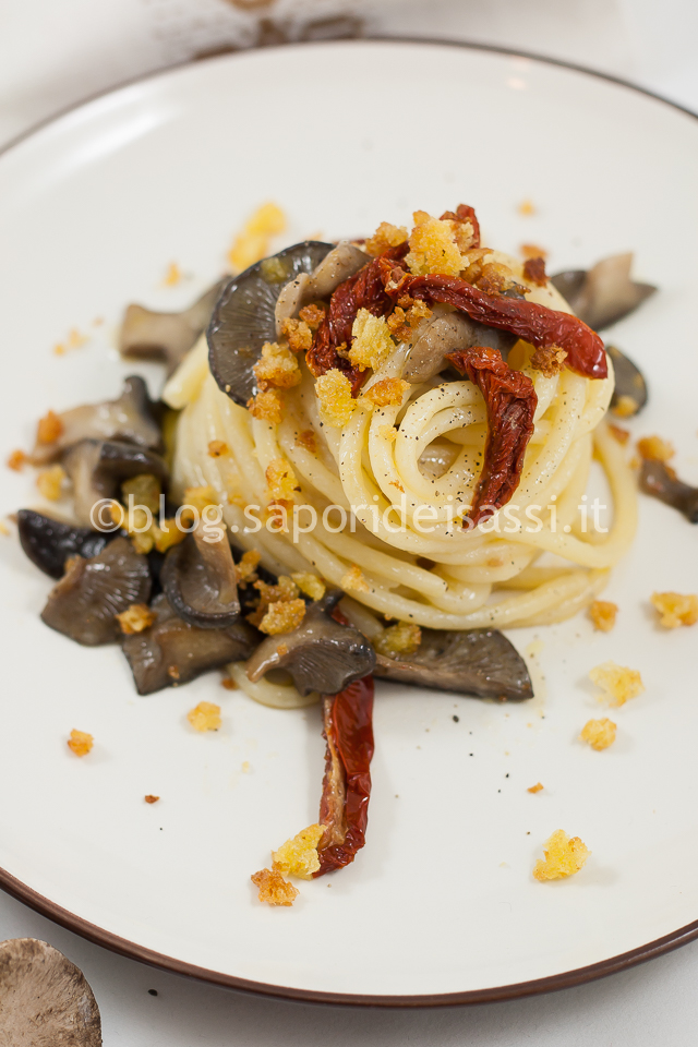 Spaghettone Gentile, Funghi Cardoncelli, Pomodori secchi e Mollica croccante