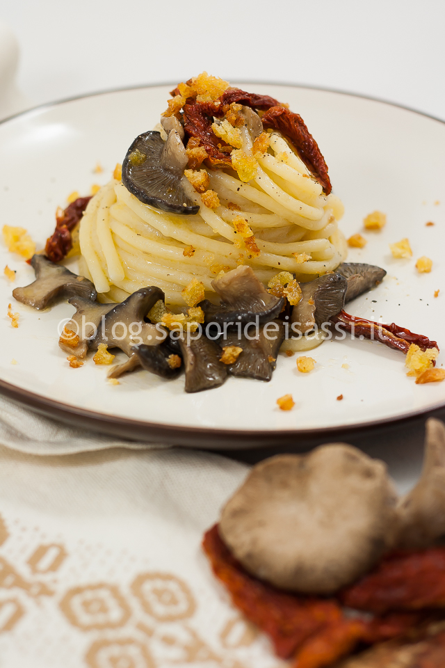 Spaghettone Pastificio Gentile con Funghi Cardoncelli, Pomodori Secchi e Mollica croccante