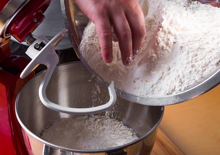 Impastare gli ingredienti del panettone