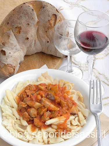 Pasta Mista Con Sugo Di Funghi Cardoncelli E Salsiccia Sapori Dei Sassi