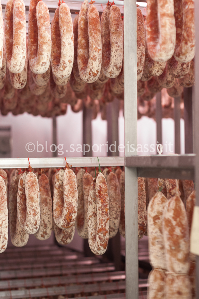 Salsiccia Pezzente_in_stagionatura