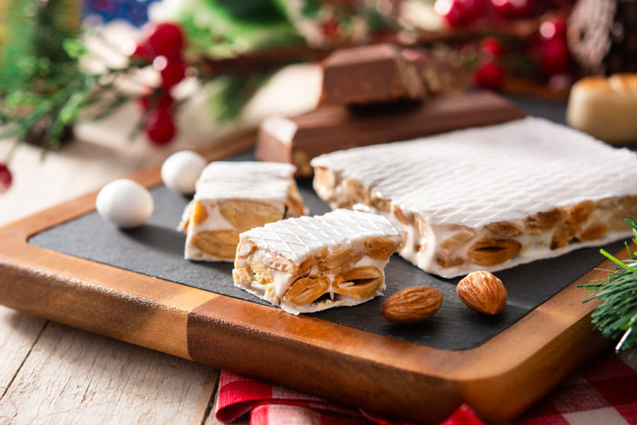 torrone sulla tavola natalizia