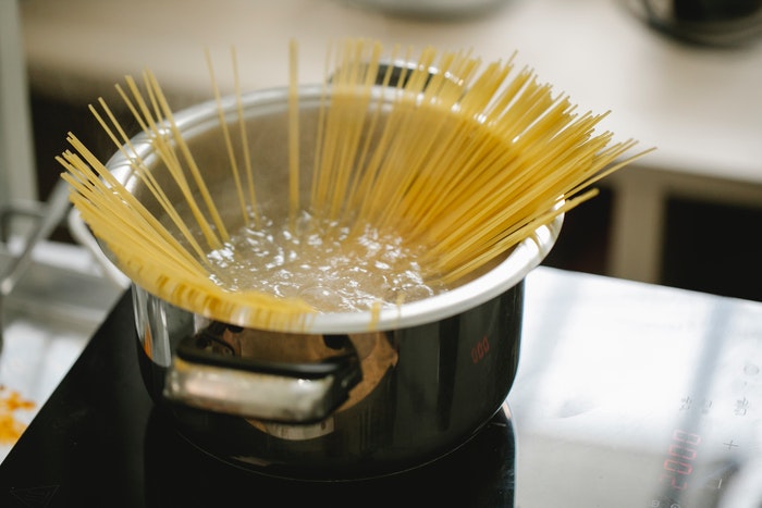 Il sale nell'acqua per la pasta: prima o dopo l'ebollizione?