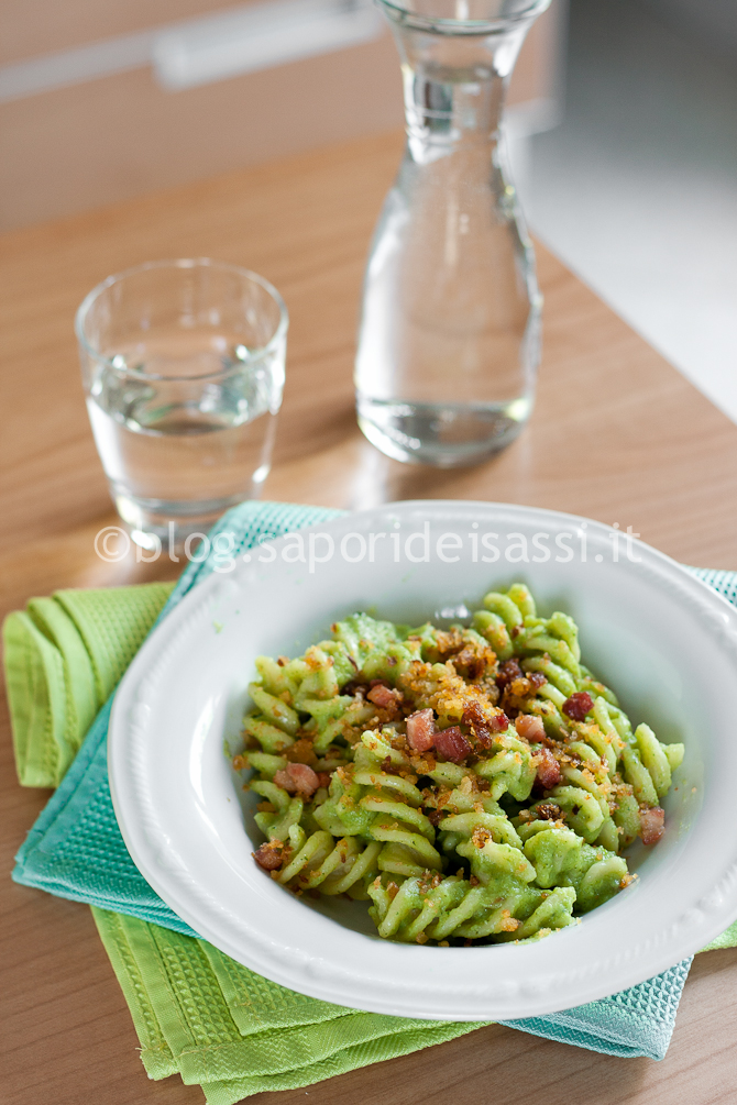 Eliche Gragnano, crema di broccoli, pancetta e molluca di pane